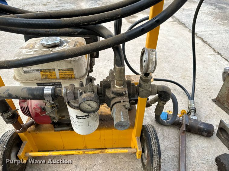 image for item NM9207 (2) hydraulic pumps