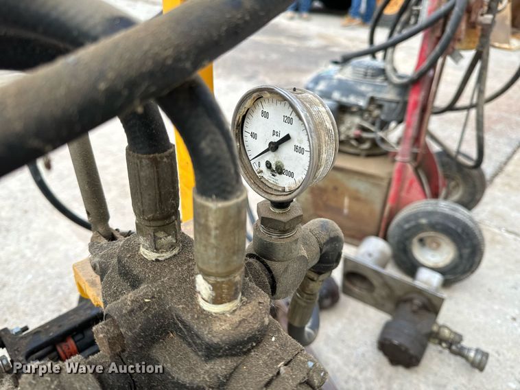 image for item NM9207 (2) hydraulic pumps