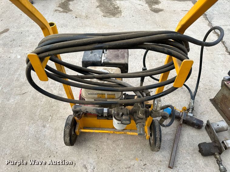 image for item NM9207 (2) hydraulic pumps