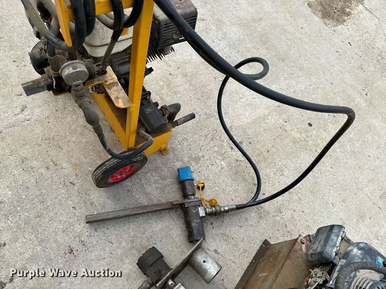 image for item NM9207 (2) hydraulic pumps