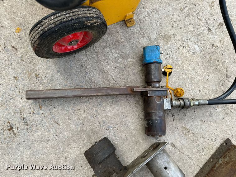 image for item NM9207 (2) hydraulic pumps