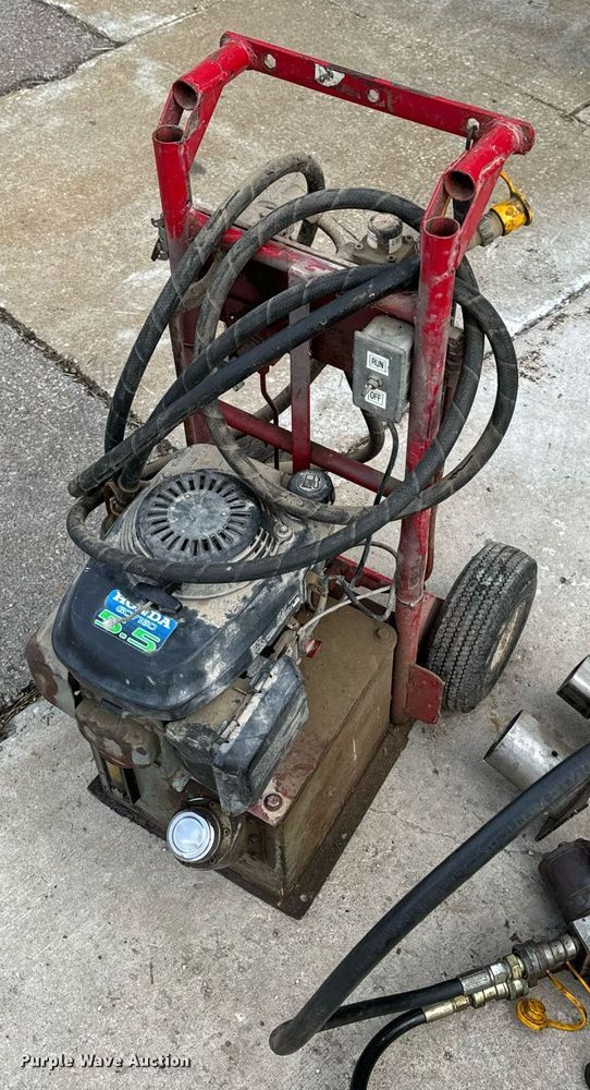 image for item NM9207 (2) hydraulic pumps