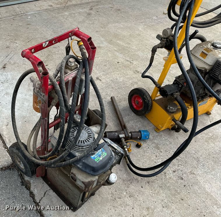 image for item NM9207 (2) hydraulic pumps