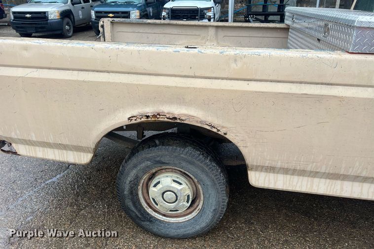 image for item NN9335 1990 Ford F150  pickup truck