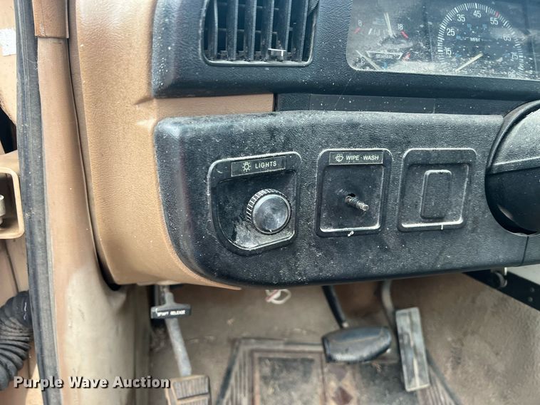 image for item NN9335 1990 Ford F150  pickup truck