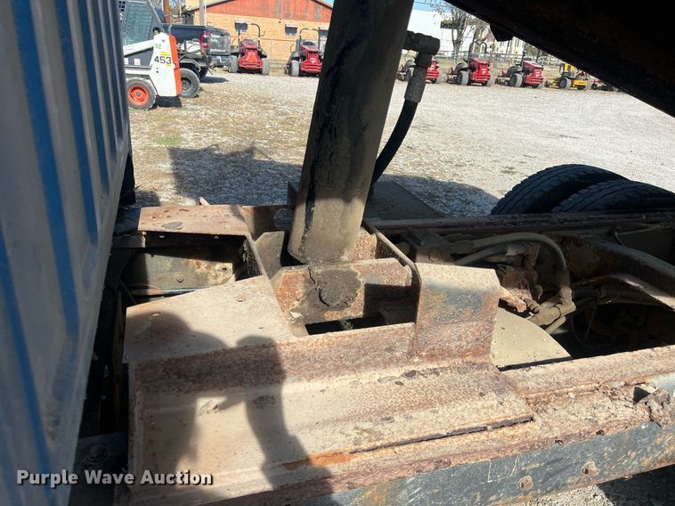 image for item OA9065 1997 Ford  dump truck