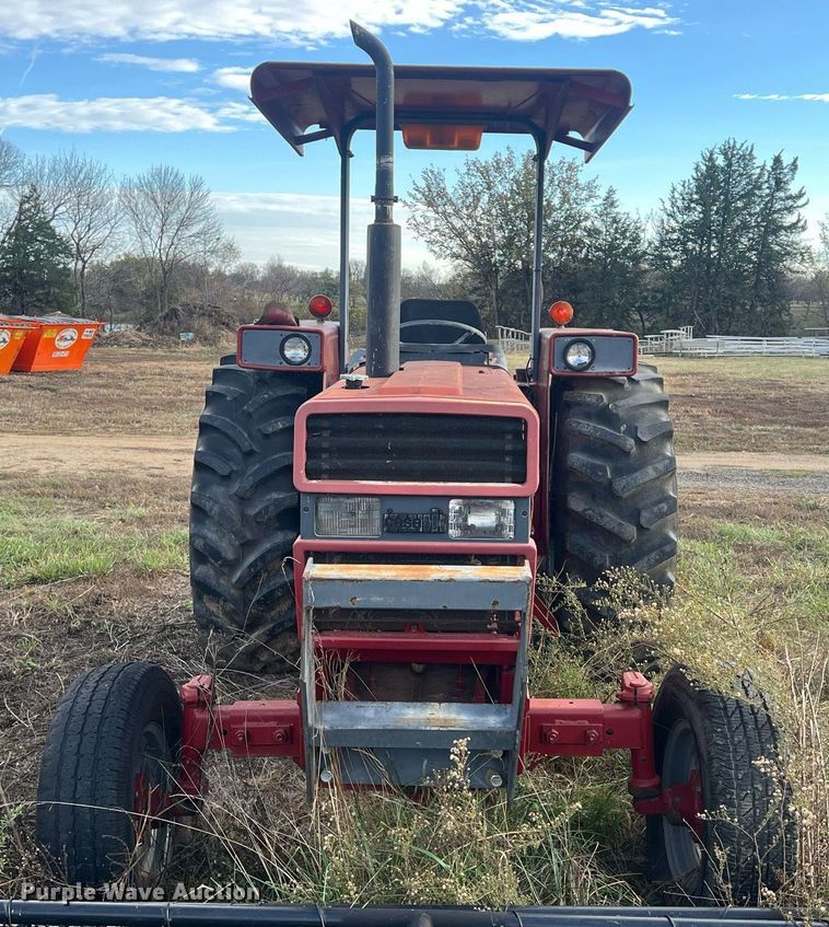 image for item OA9102 1990 Case IH 885  tractor