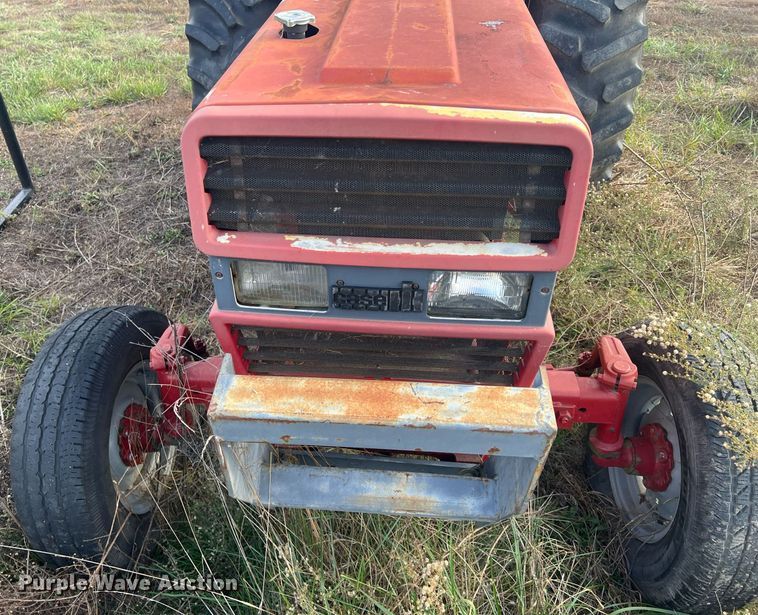 image for item OA9102 1990 Case IH 885  tractor