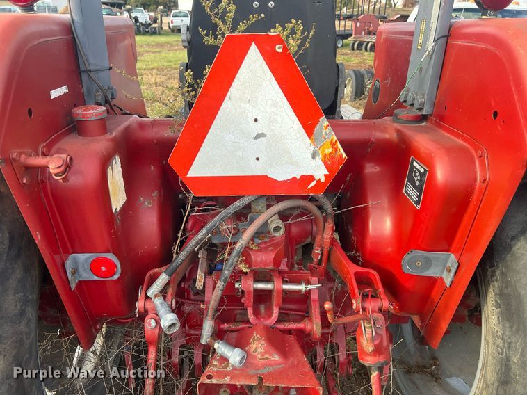 image for item OA9102 1990 Case IH 885  tractor