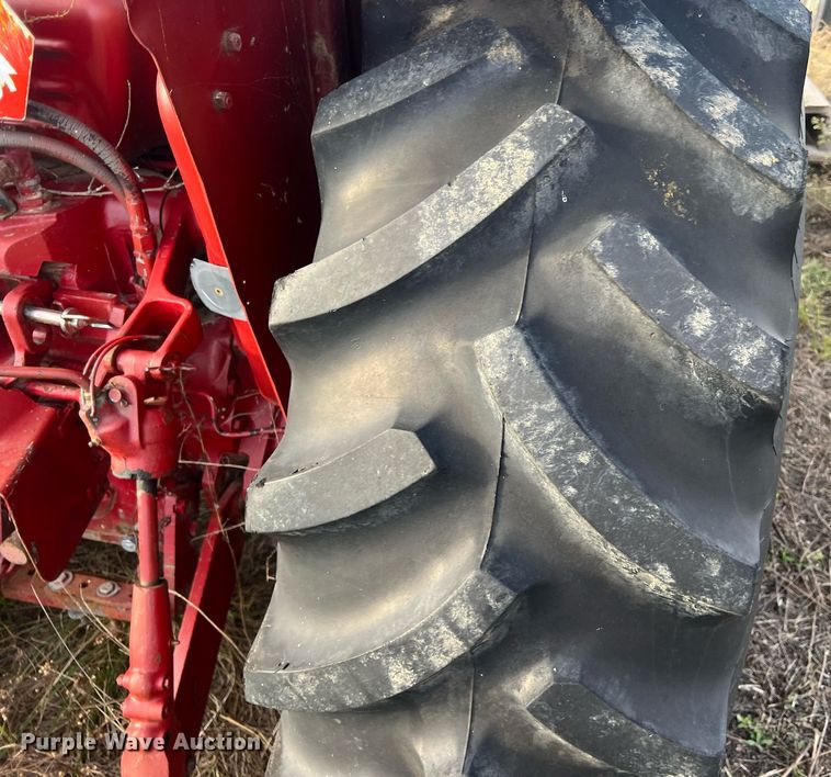 image for item OA9102 1990 Case IH 885  tractor