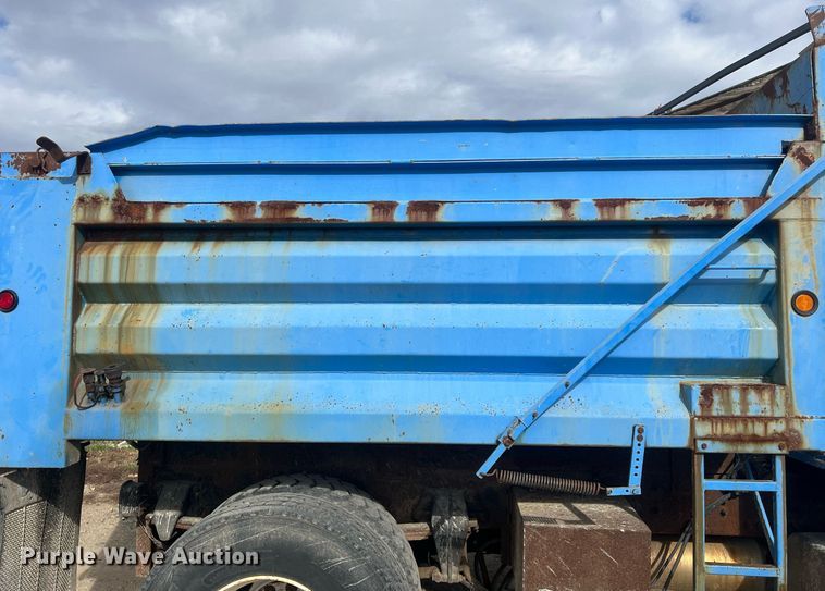 image for item OA9109 2004 Freightliner Business Class M2  dump truck