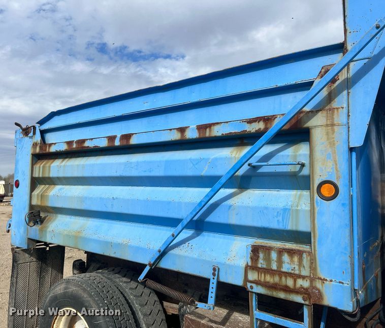 image for item OA9109 2004 Freightliner Business Class M2  dump truck