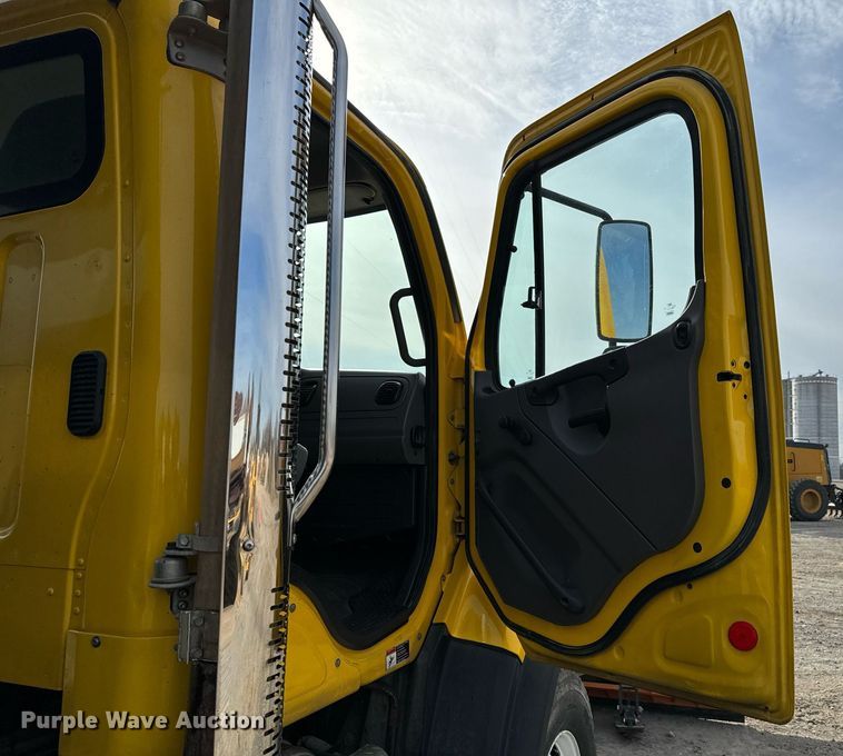 image for item OD9833 2015 Freightliner 114SD dump truck