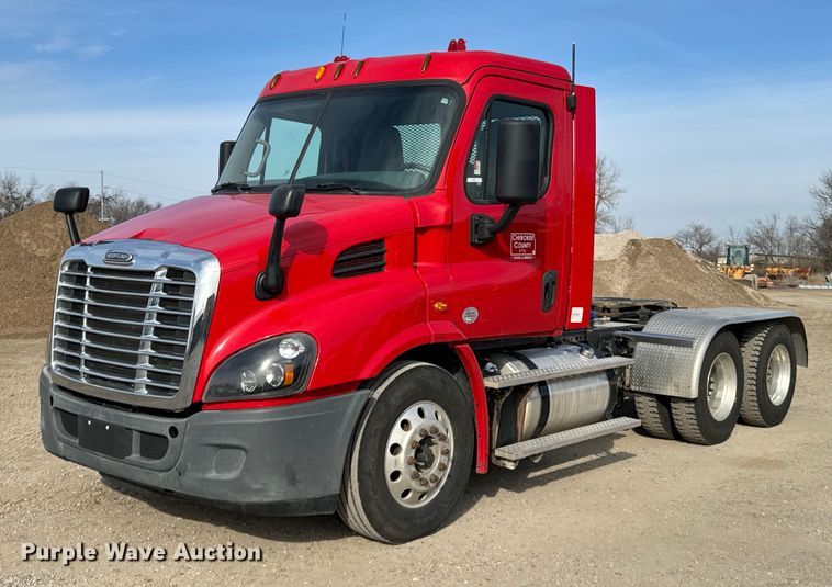 image for item OD9835 2015 Freightliner Cascadia  semi truck