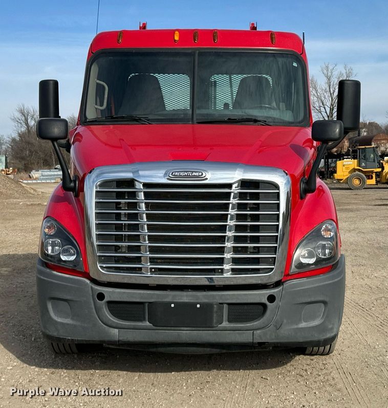 image for item OD9835 2015 Freightliner Cascadia  semi truck