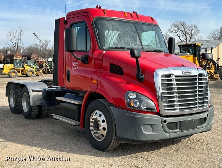 image for item OD9835 2015 Freightliner Cascadia  semi truck