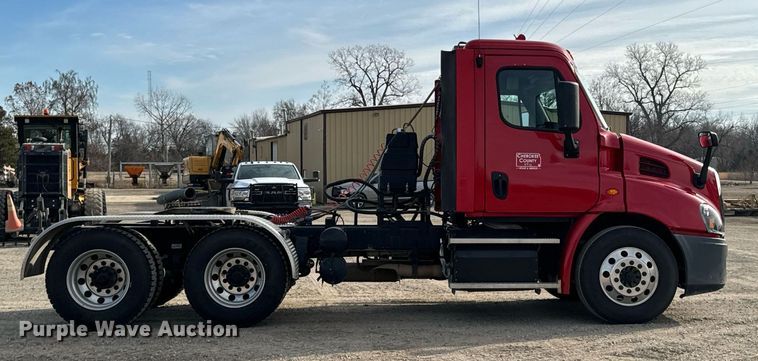 image for item OD9835 2015 Freightliner Cascadia  semi truck