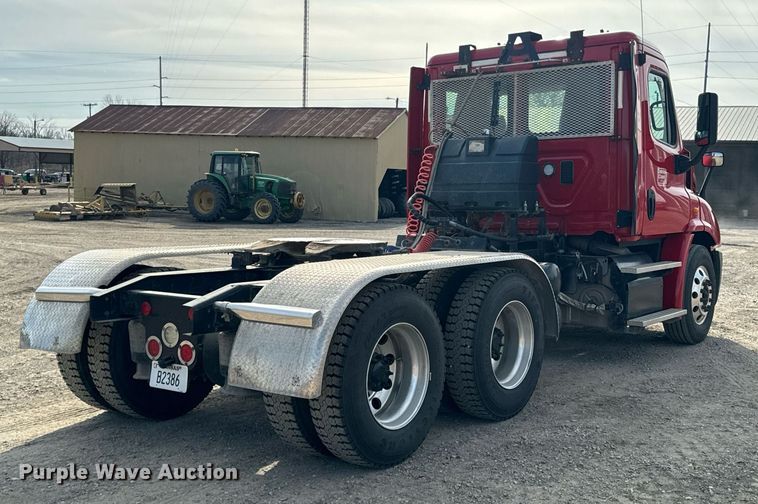 image for item OD9835 2015 Freightliner Cascadia  semi truck