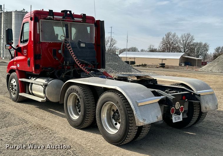 image for item OD9835 2015 Freightliner Cascadia  semi truck