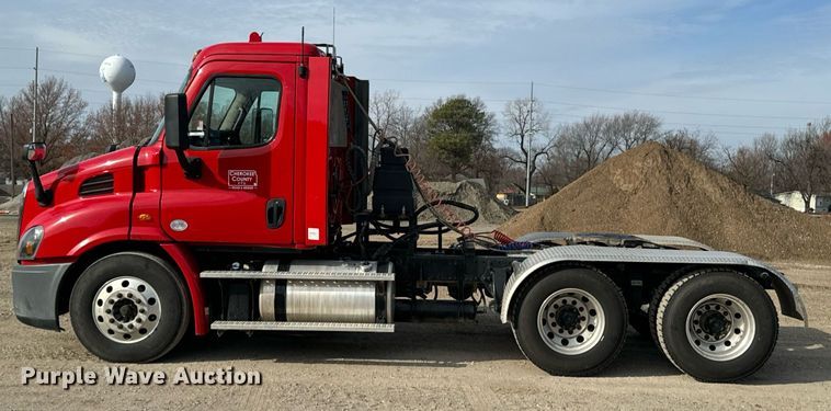 image for item OD9835 2015 Freightliner Cascadia  semi truck