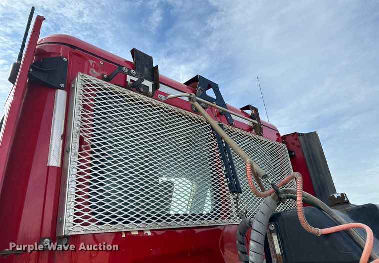 image for item OD9835 2015 Freightliner Cascadia  semi truck