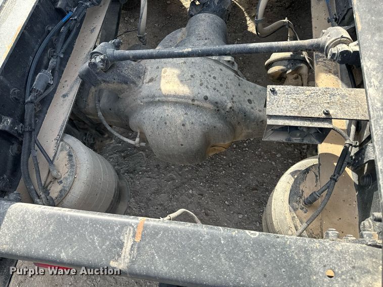 image for item OD9835 2015 Freightliner Cascadia  semi truck