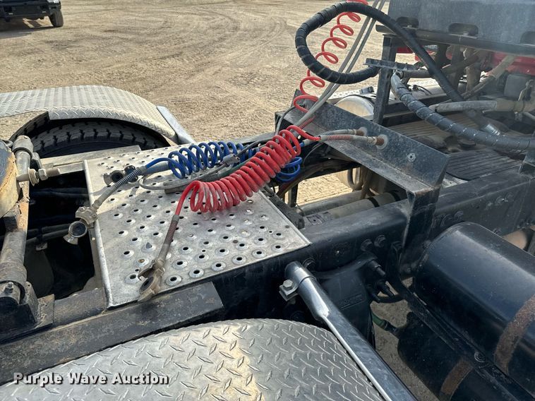 image for item OD9835 2015 Freightliner Cascadia  semi truck