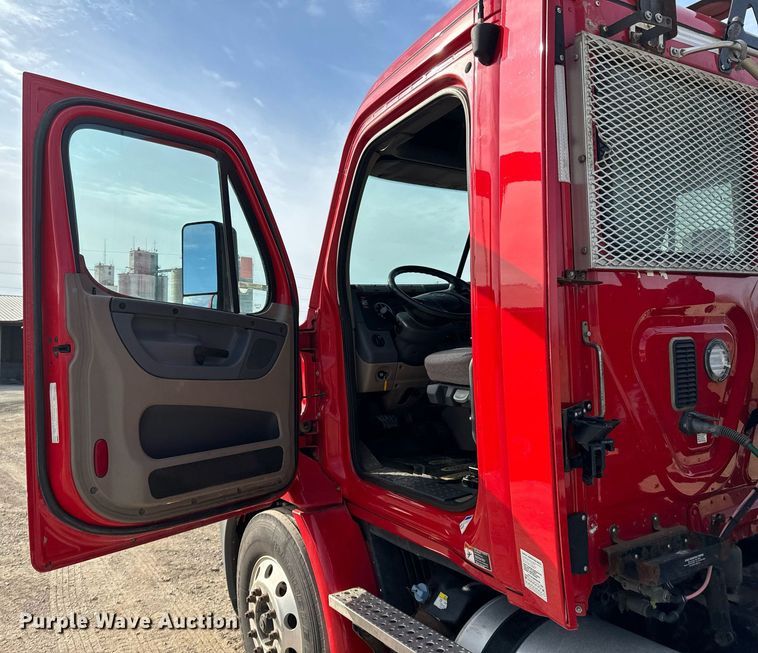 image for item OD9835 2015 Freightliner Cascadia  semi truck