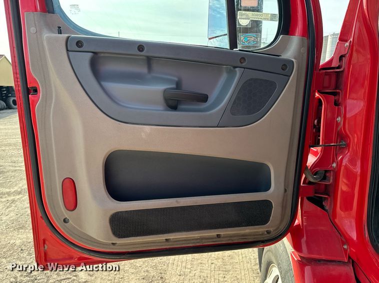 image for item OD9835 2015 Freightliner Cascadia  semi truck