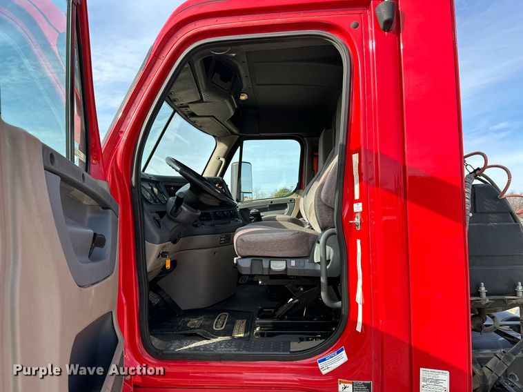 image for item OD9835 2015 Freightliner Cascadia  semi truck