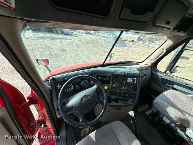 image for item OD9835 2015 Freightliner Cascadia  semi truck