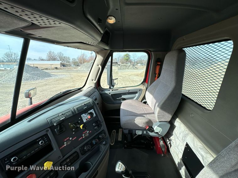 image for item OD9835 2015 Freightliner Cascadia  semi truck