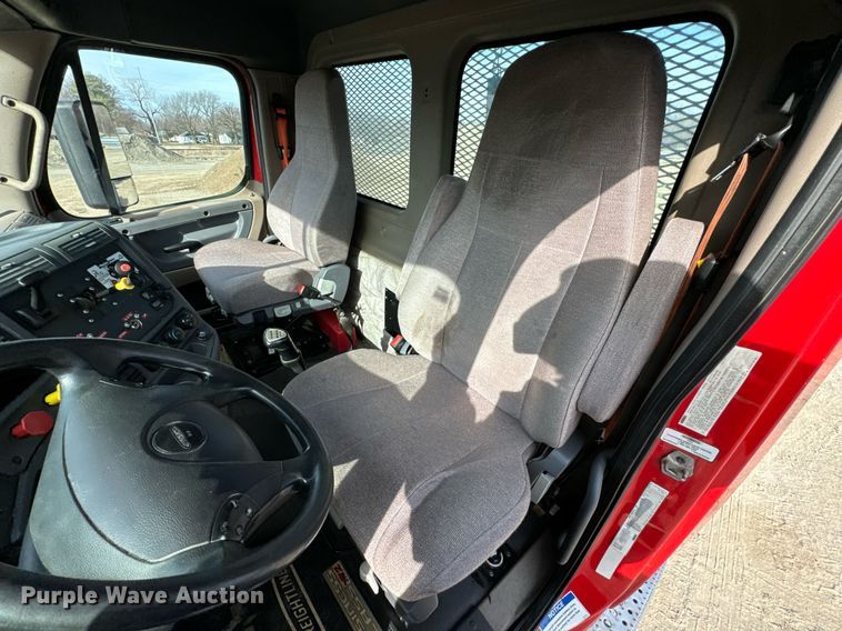 image for item OD9835 2015 Freightliner Cascadia  semi truck