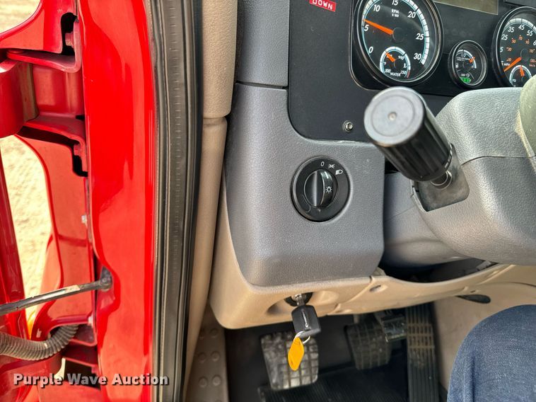 image for item OD9835 2015 Freightliner Cascadia  semi truck