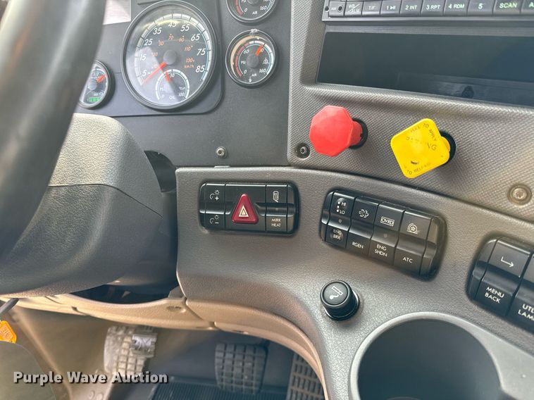 image for item OD9835 2015 Freightliner Cascadia  semi truck