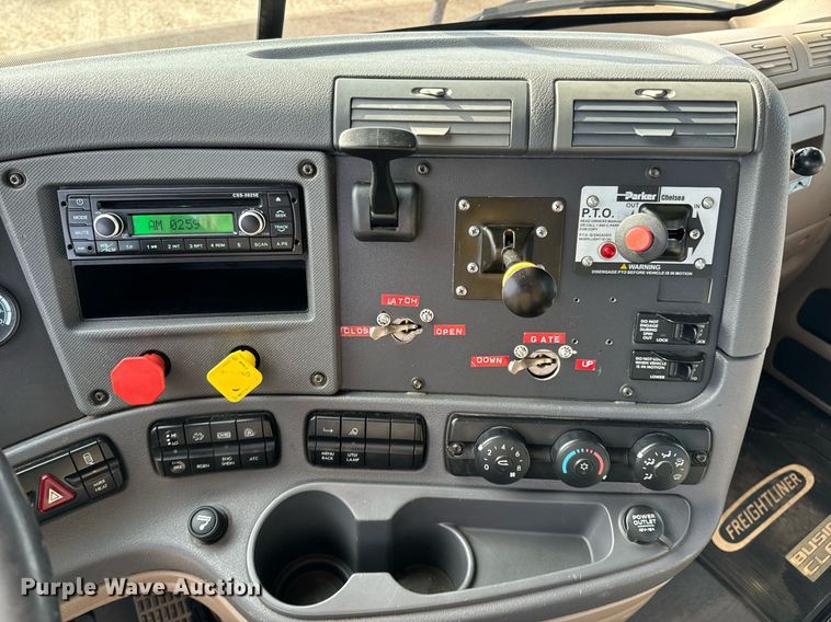 image for item OD9835 2015 Freightliner Cascadia  semi truck