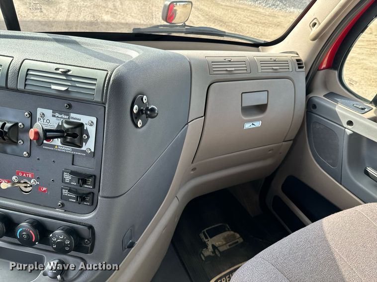 image for item OD9835 2015 Freightliner Cascadia  semi truck