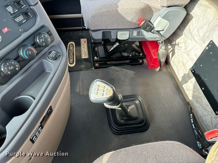 image for item OD9835 2015 Freightliner Cascadia  semi truck