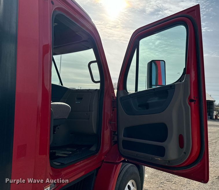 image for item OD9835 2015 Freightliner Cascadia  semi truck