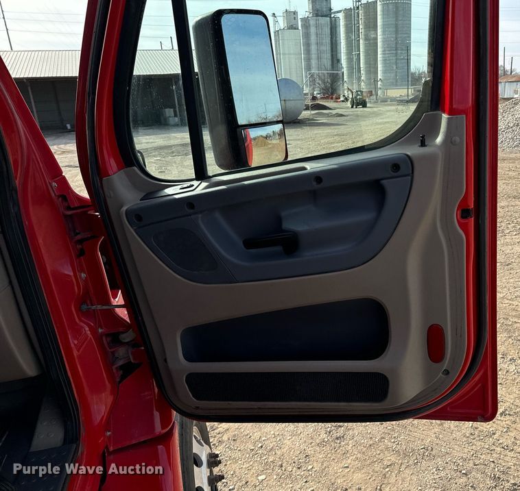 image for item OD9835 2015 Freightliner Cascadia  semi truck