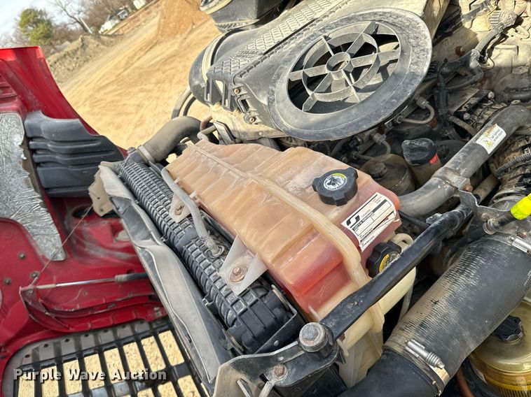 image for item OD9835 2015 Freightliner Cascadia  semi truck