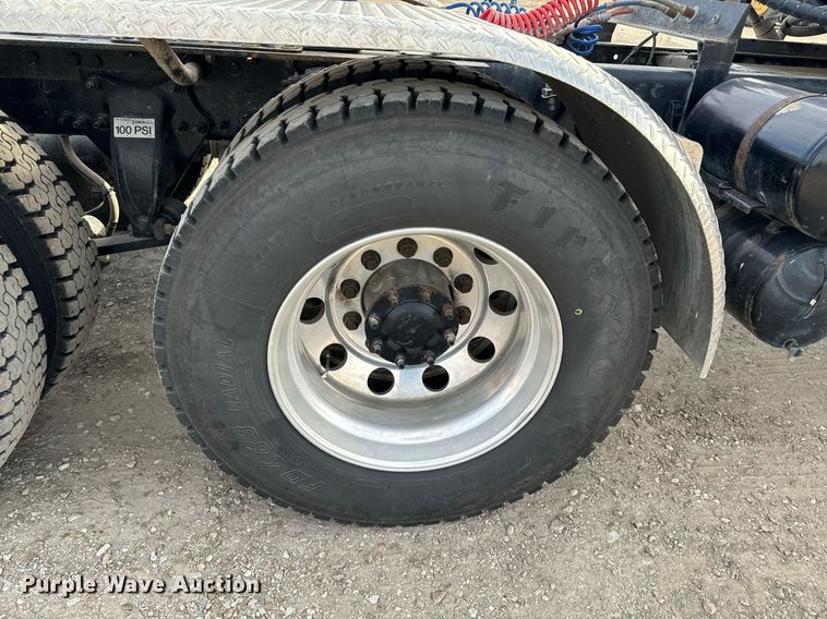 image for item OD9835 2015 Freightliner Cascadia  semi truck