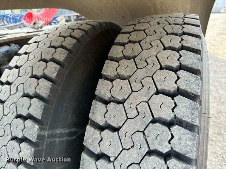 image for item OD9835 2015 Freightliner Cascadia  semi truck