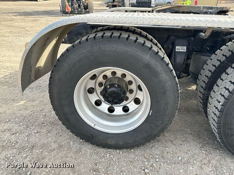 image for item OD9835 2015 Freightliner Cascadia  semi truck