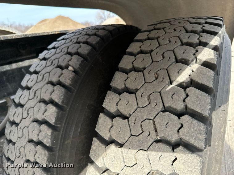 image for item OD9835 2015 Freightliner Cascadia  semi truck