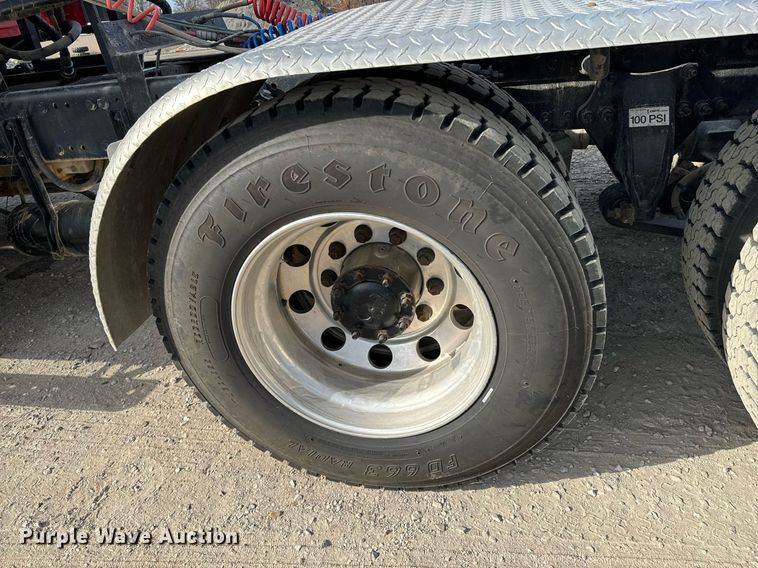 image for item OD9835 2015 Freightliner Cascadia  semi truck