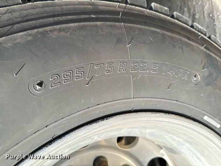 image for item OD9835 2015 Freightliner Cascadia  semi truck