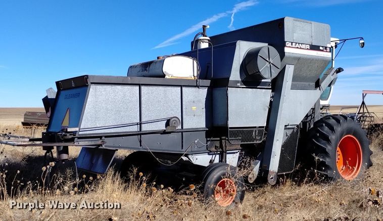 image for item DK8964 Gleaner L3  combine