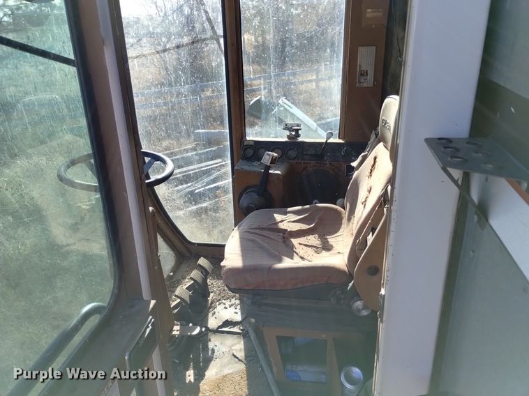 image for item DK8964 Gleaner L3  combine