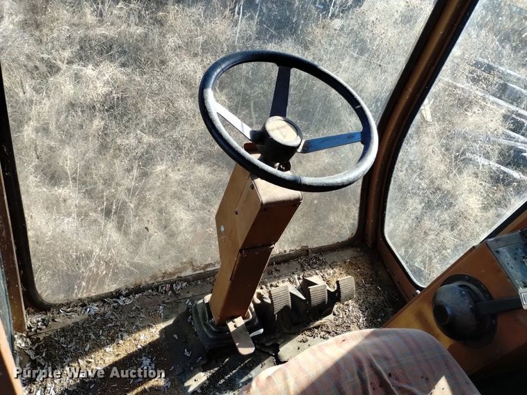 image for item DK8964 Gleaner L3  combine